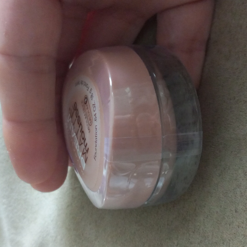 lightweight liquid foundation oil-free matte Maybelline makeup new beach glow - Picture 8 of 8